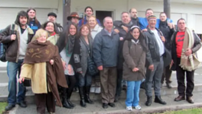  El presidente del Centro Gallego Francisco Solla (c) con la delegaci&oacute;n y varios directivos de la entidad.