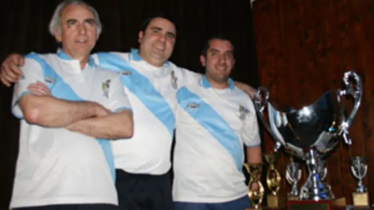  Los ganadores de la presente edici&oacute;n del &lsquo;Torneo de Bolos Celta&rsquo;, del equipo anfitri&oacute;n.