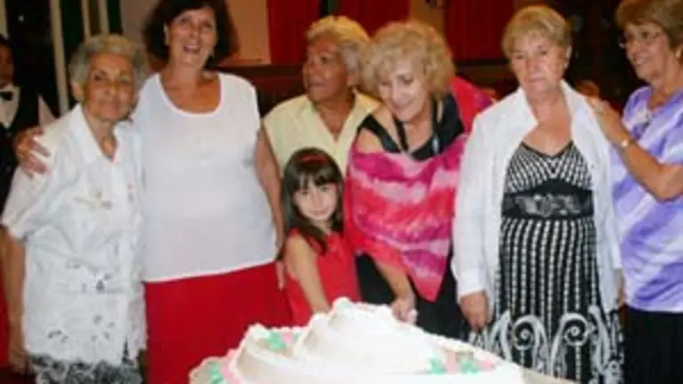  El Comité agasajó con una tarta a los emigrantes madrileños y gallegos que celebraron su cumpleaños.