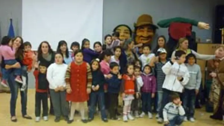  Foto de familia de los participantes en la celebración del Día del Niño.