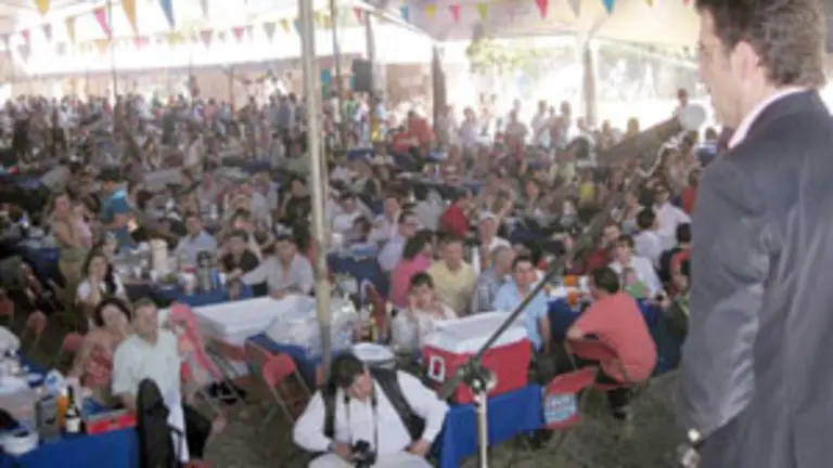  N&uacute;&ntilde;ez Feij&oacute;o, durante la Romer&iacute;a del Centro Gallego de M&eacute;xico en su anterior visita en mayo de 2010.