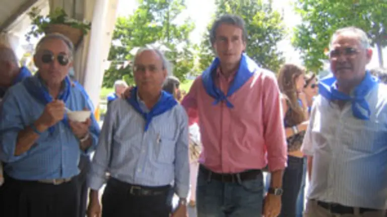  El alcalde de Santander, &Iacute;&ntilde;igo de la Serna &ndash;3&ordm; Izda.&ndash; con los presidentes de las casas de La Rioja, Jos&eacute; F&eacute;lix Z&aacute;rate &ndash;1&ordm; Izda.&ndash; y del centro Gallego de Santander, Jos&eacute; Antonio Otero, 2&ordm; por la Izda.