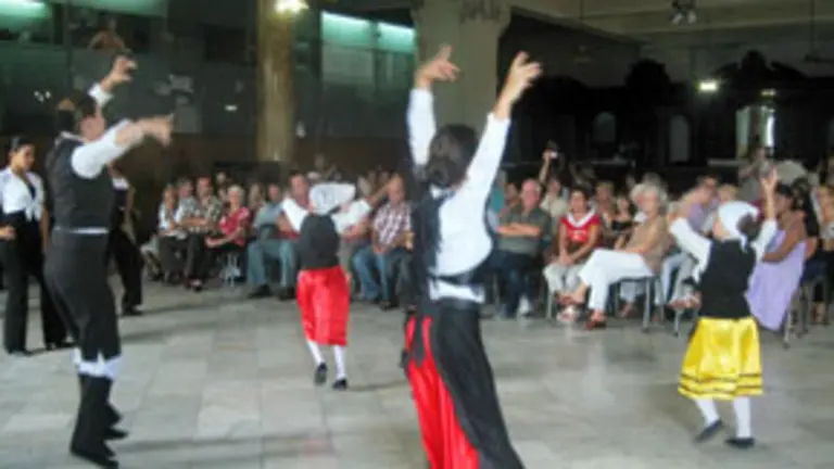  El grupo de baile de la sociedad, durante su actuaci&oacute;n en la velada organizada por la Agrupaci&oacute;n.