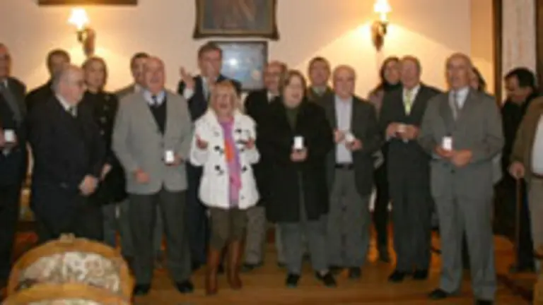  Los directivos del centro, con los agasajados con las medallas de oro y plata.