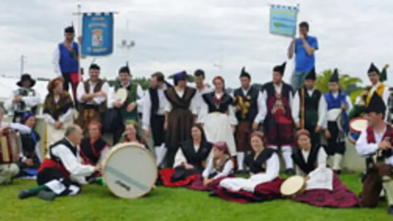  Foto de familia del grupo de floclore L&rsquo;Alborada&rsquo; y la banda de gaitas &lsquo;Estafeira&rsquo;.