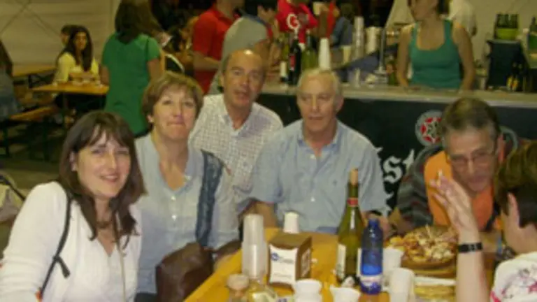 El presidente de la Asociaci&oacute;n del D&iacute;a de Galicia en Asturias &ndash;2&ordm; dcha.&ndash; durante los actos conmemorativos.