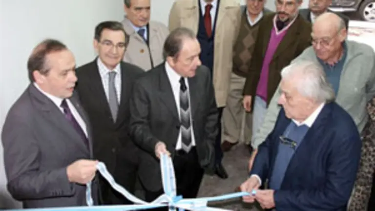 El intendente de Vicente L&oacute;pez, Enrique Garc&iacute;a, el presidente de la Asociaci&oacute;n, Carlos Ameijeiras, y directivos de la entidad, tiran de la cinta inaugural. 