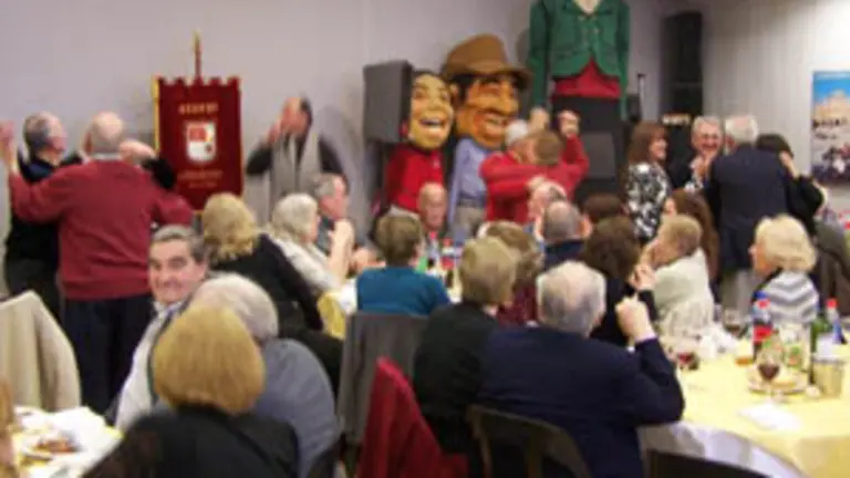  La fiesta incluyó baile y algunos de los invitados recibieron regalos con motivo de la celebración.