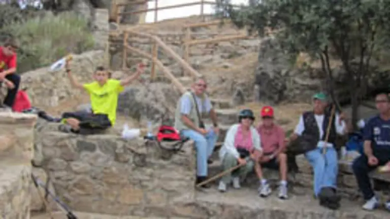  Los participantes en la marcha repusieron fuerzas en el mirador del Cachón del Río Camaces.