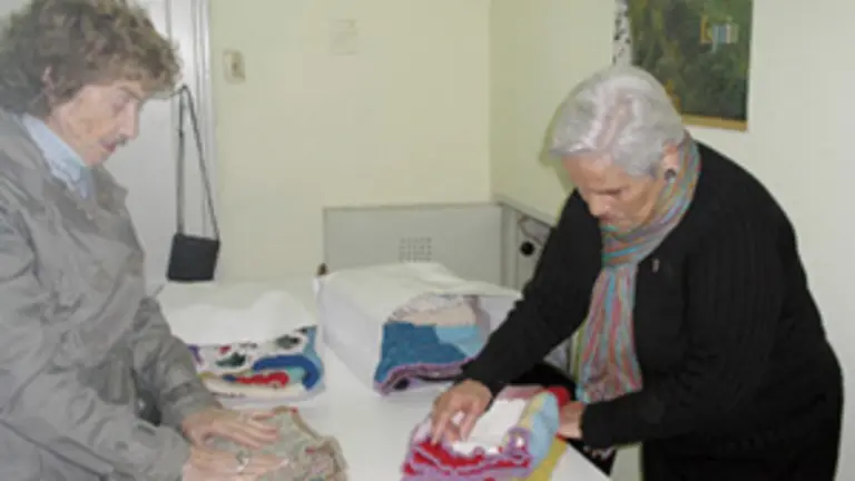  Las mujeres son las encargadas de confeccionar las mantas.