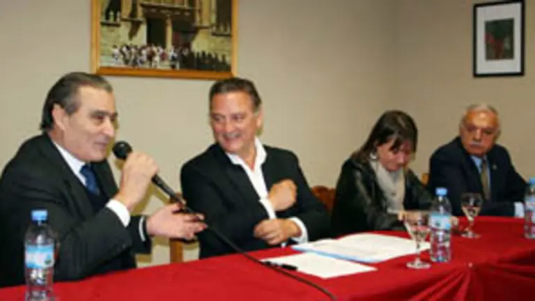  Pedro Bello saluda a Alfredo Prada, a su lado, Julia Hernando y Joaquín Rebollo. 