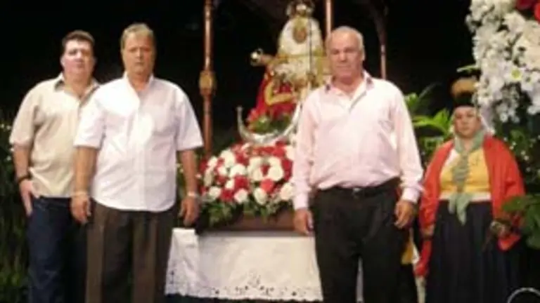  Martín Di Emidio, José Miguel Pérez Galindo y Andrés Socorro del Rosario, director de Deportes, presidente y vicepresidente del HCV, respectivamente, honran a la Patrona General de Canarias.