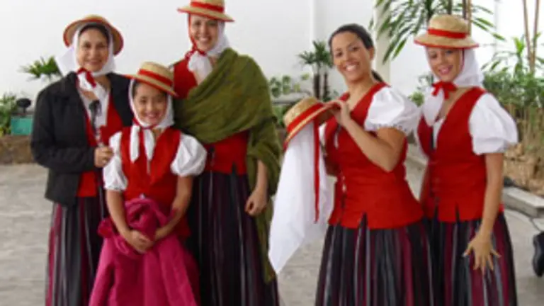  Un grupo de jóvenes con los trajes típicos canarios.