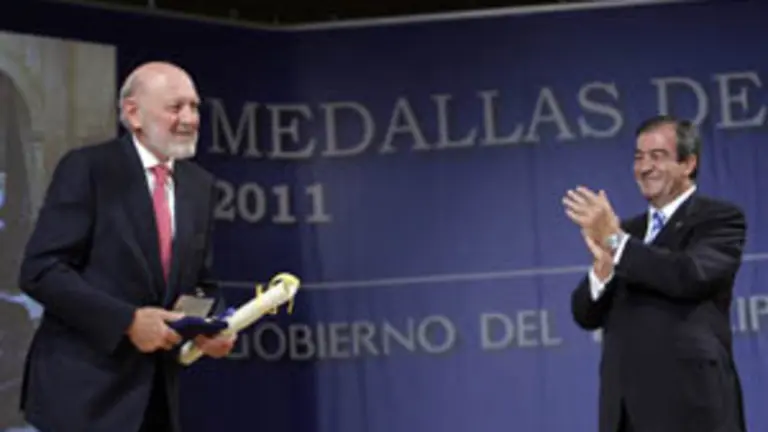 Alberto Aza recibi&oacute; la medalla de oro de Asturias de manos de Francisco &Aacute;lvarez-Cascos.