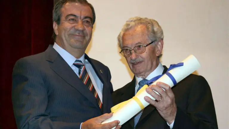  El presidente &Aacute;lvarez-Cascos entrega a Jos&eacute; Antonio Nespral el diploma de &lsquo;Hijo Adoptivo&rsquo; de Asturias.
