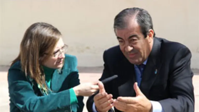  Francisco &Aacute;lvarez-Cascos, durante la entrevista con la delegada de &lsquo;Asturias en el Mundo&rsquo; en Argentina.