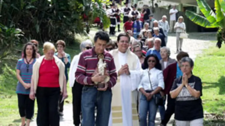  Un momento de la procesi&oacute;n que antecedi&oacute; a la romer&iacute;a.