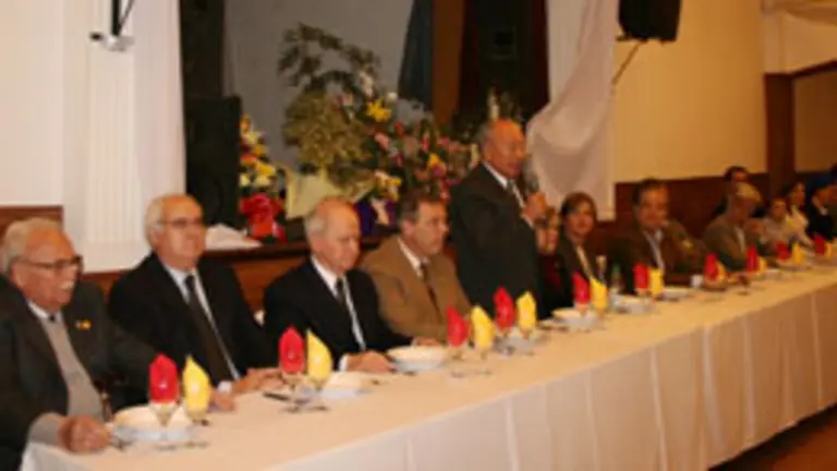  El presidente Caso Vigil recibe a la concurrencia flanqueado de autoridades.