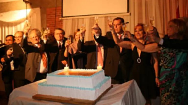  Las autoridades, durante el brindis con motivo de la celebraci&oacute;n.