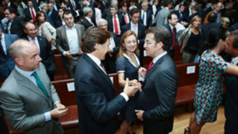  Feij&oacute;o saluda a distintos miembros del gobierno, entre los que se encontraba Santiago Camba.