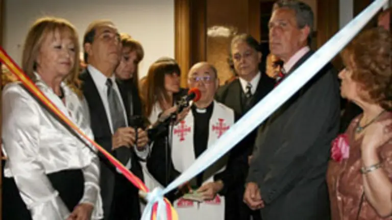  Las autoridades, durante el acto de bendición del local antes del corte de la cinta inaugural.