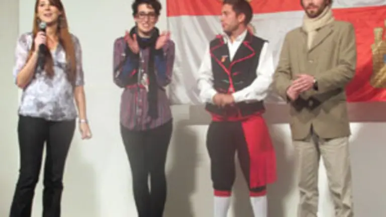  Soledad Arzone se dirige al público, acompañada por los demás becarios.