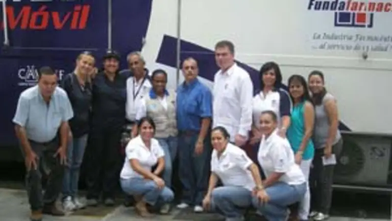  Directivos de Fedecanarias y personal de Fundafarmacia, ante la unidad móvil de la Fundación que atendió a los canarios.