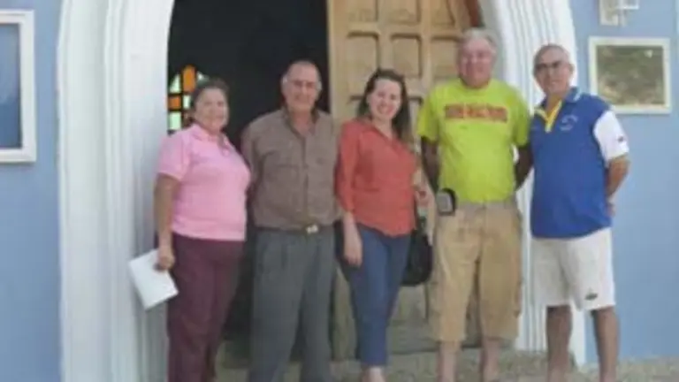  En el Hogar Canario Larense, junto al presidente, entre otros.