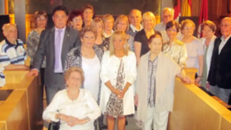  Isabel Carrasco con los participantes en el programa 'Añoranza 2011'.