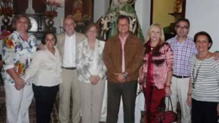  Parte de la Junta Directiva de la A.C. Virgen del Pino, junto al presidente del HCV y su esposa, y el consejero de Trabajo e Inmigración, y el jefe de Gestión de la Consejería Laboral, Brindis Álvarez.