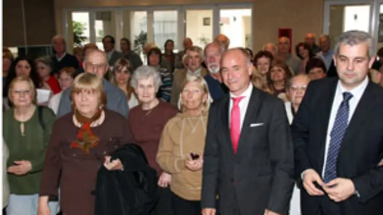 Santiago Camba, acompa&ntilde;ado por Alejandro L&oacute;pez, posa junto a los beneficiarios del programa.