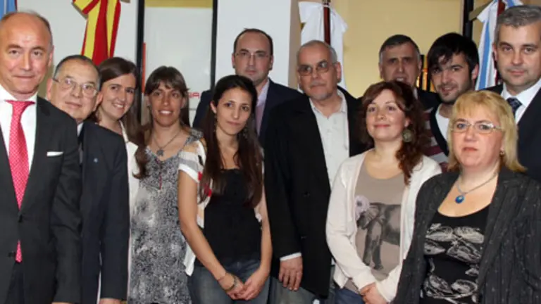 Santiago Camba y Julio Olmos posan junto a dirigentes de la obra social y de la colectividad.