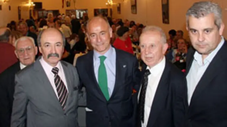  Santiago Camba posa junto al presidente de la asociaci&oacute;n de Salvaterra de Mi&ntilde;o, Jos&eacute; Garc&iacute;a Barros, directivos de la instituci&oacute;n y Alejandro L&oacute;pez Dobarro.