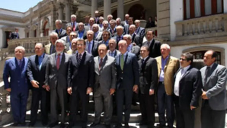  Feij&oacute;o y Camba posan con empresarios gallegos en la &uacute;ltima visita del presidente a M&eacute;xico.