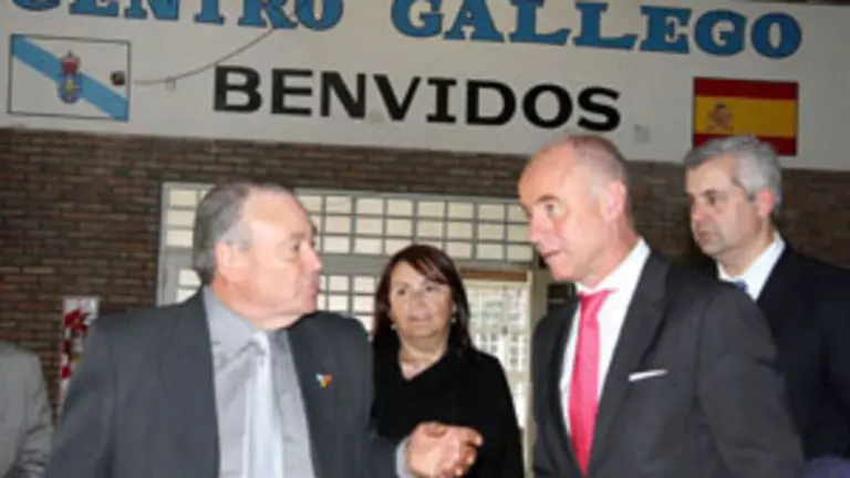  Ladislao Picallo, presidente del Centro, recibe a Santiago Camba.