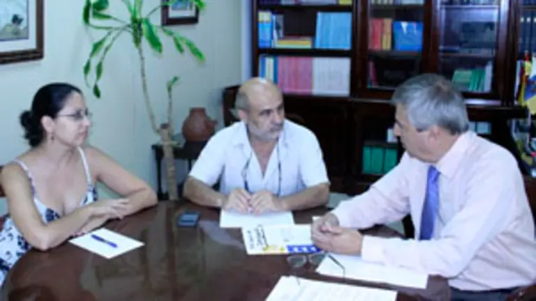  El viceconsejero Melchor Núñez, con los representantes de Movimiento Canario por la Paz.