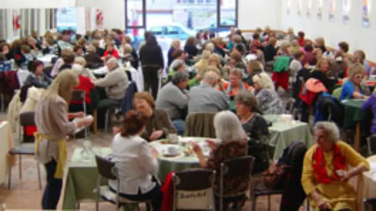  Muchas personas, con juegos y entretenimientos en el nuevo salón.