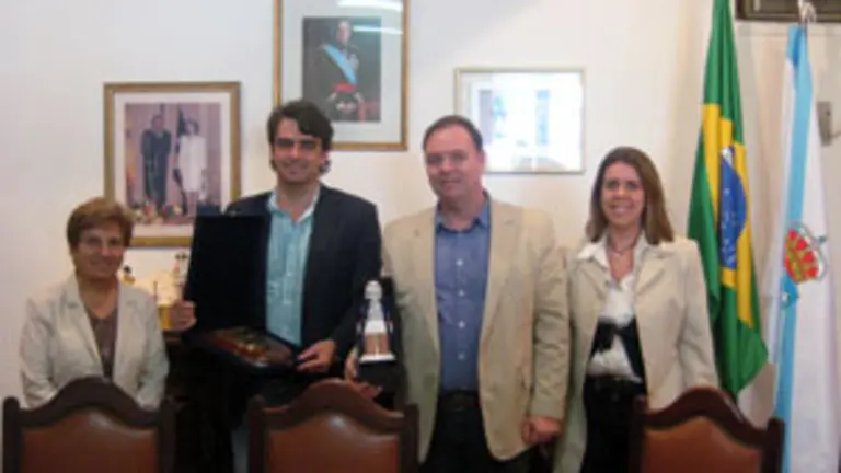 Diego Calvo, junto a los representantes de la Casa de Espa&ntilde;a en Brasil, la Sociedade Espa&ntilde;ola de Beneficencia y la Sociedade Recreio.