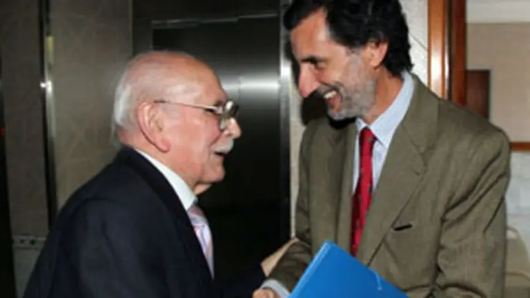 El consejero Florentino Alonso Pi&ntilde;&oacute;n saluda a Venancio Blanco, presidente del Club Tinetense de Buenos Aires, durante el reciente viaje a Argentina.