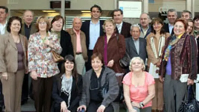 Diego Calvo posa con representantes de los ocho centros en el exterior de la Delegaci&oacute;n de la Xunta.