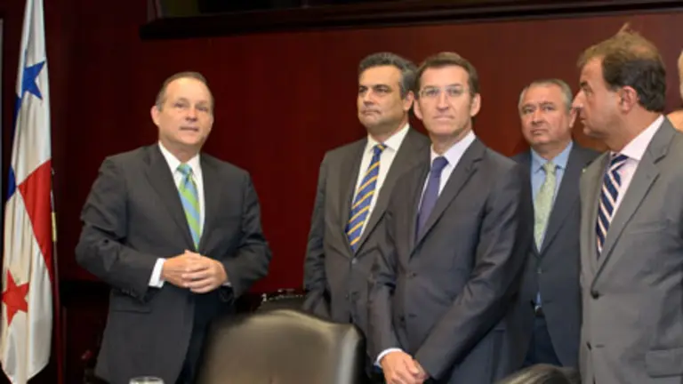 Alberto Alem&aacute;n Zubieta, administrador del Canal, muestra las instalaciones a la delegaci&oacute;n gallega.