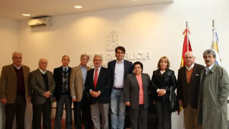 Diego Calvo, junto a Manuel Barros, posa con los representantes de las instituciones.