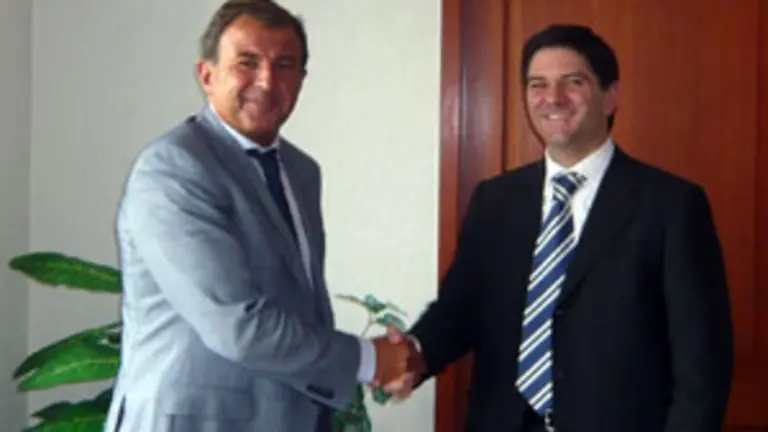 Javier Guerra saluda a Jaime Gonz&aacute;lez Aguad&eacute;. 