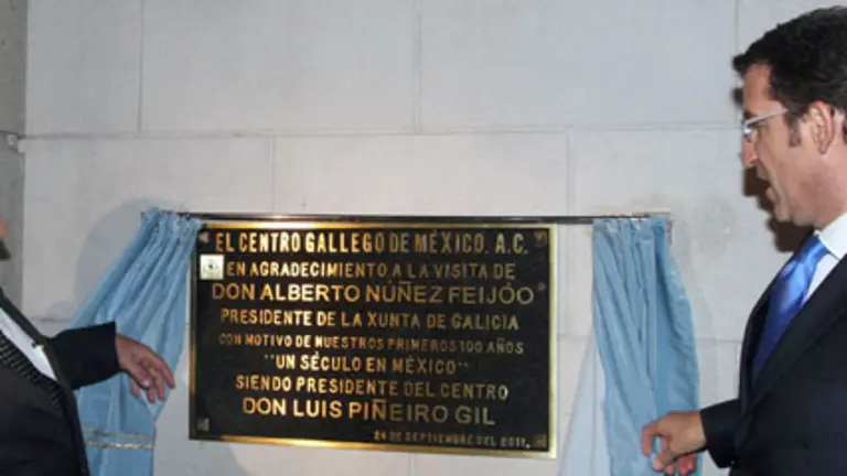  Alberto N&uacute;&ntilde;ez Feij&oacute;o y Luis Pi&ntilde;eiro Gil, presidente del Centro Gallego de M&eacute;xico, descubren la placa del centenario.