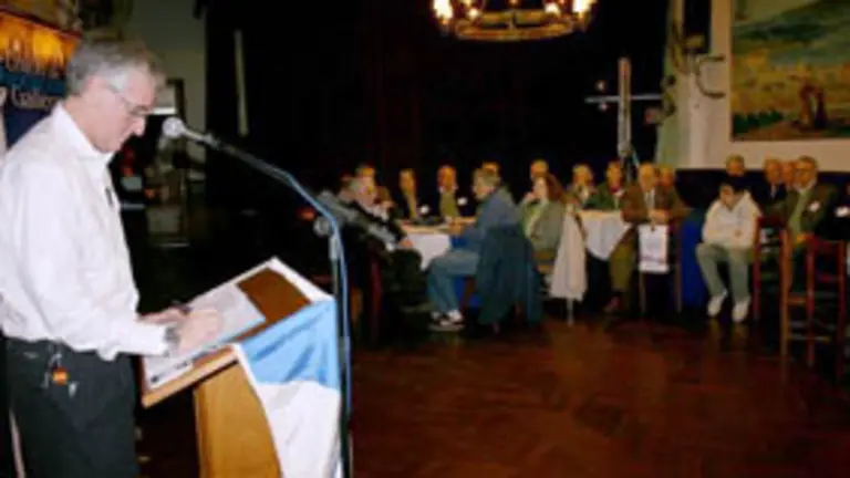  Carlos Ameijeiras Mi&ntilde;ones, ponente y moderador en la comisi&oacute;n sobre instituciones.