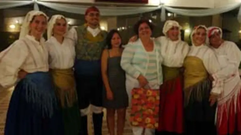  De iza. a dcha.: Ver&oacute;nica Cend&oacute;n Dom&iacute;nguez, Isabel Fern&aacute;ndez Otero, Luis Vicente Mu&ntilde;iz Ra&ntilde;a, Sec. Cultura y Festejos; M&ordf; Victoria Fraga Gonz&aacute;lez, Emilia Gonz&aacute;lez Rodr&iacute;guez, Betty Vieiros Rivas, Mar&iacute;a R&uacute;a de Garc&iacute;a, directora de &lsquo;Aires