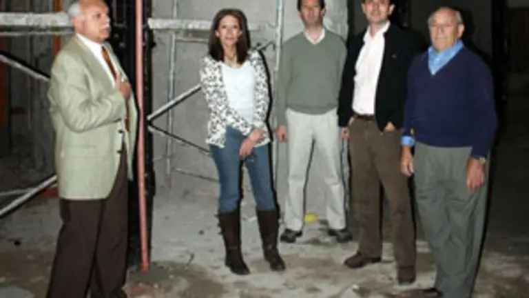 El presidente del Centro, Joaquín Rebollo, con directivos de la institución. 