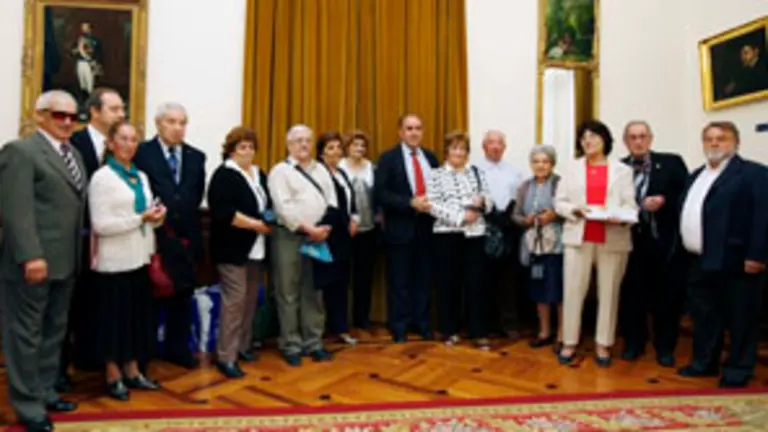 El presidente de la Diputación palentina, José María Hernández, junto a los miembros de la Operación Añoranza del 2011.
