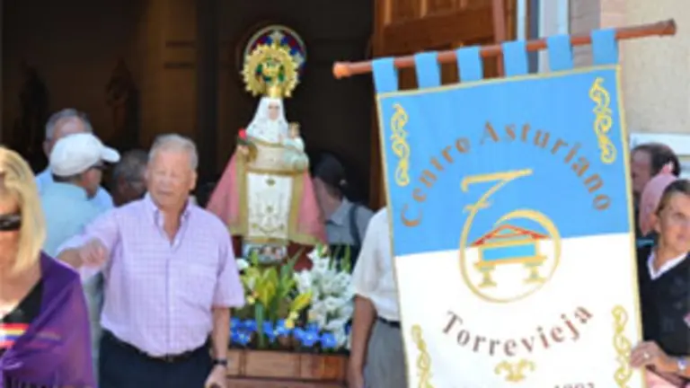  Los asturianos de Torrevieja sacan a La Santina en procesi&oacute;n.