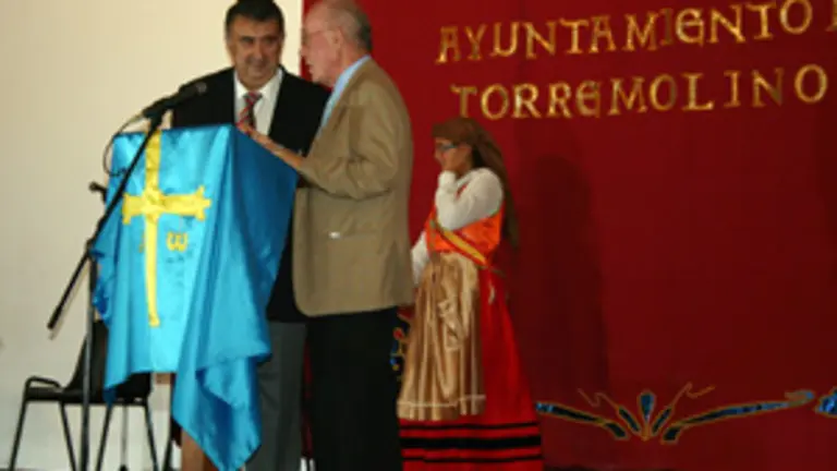  El pregonero Luis Jos&eacute; de &Aacute;vila, junto al presidente del Centro, Florentino Mart&iacute;nez, durante el acto.